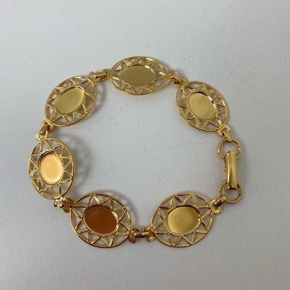 Vintage Gold Tone Bracelet. W/Clasp for closure. Length 3.5’. - Picture 4 of 4